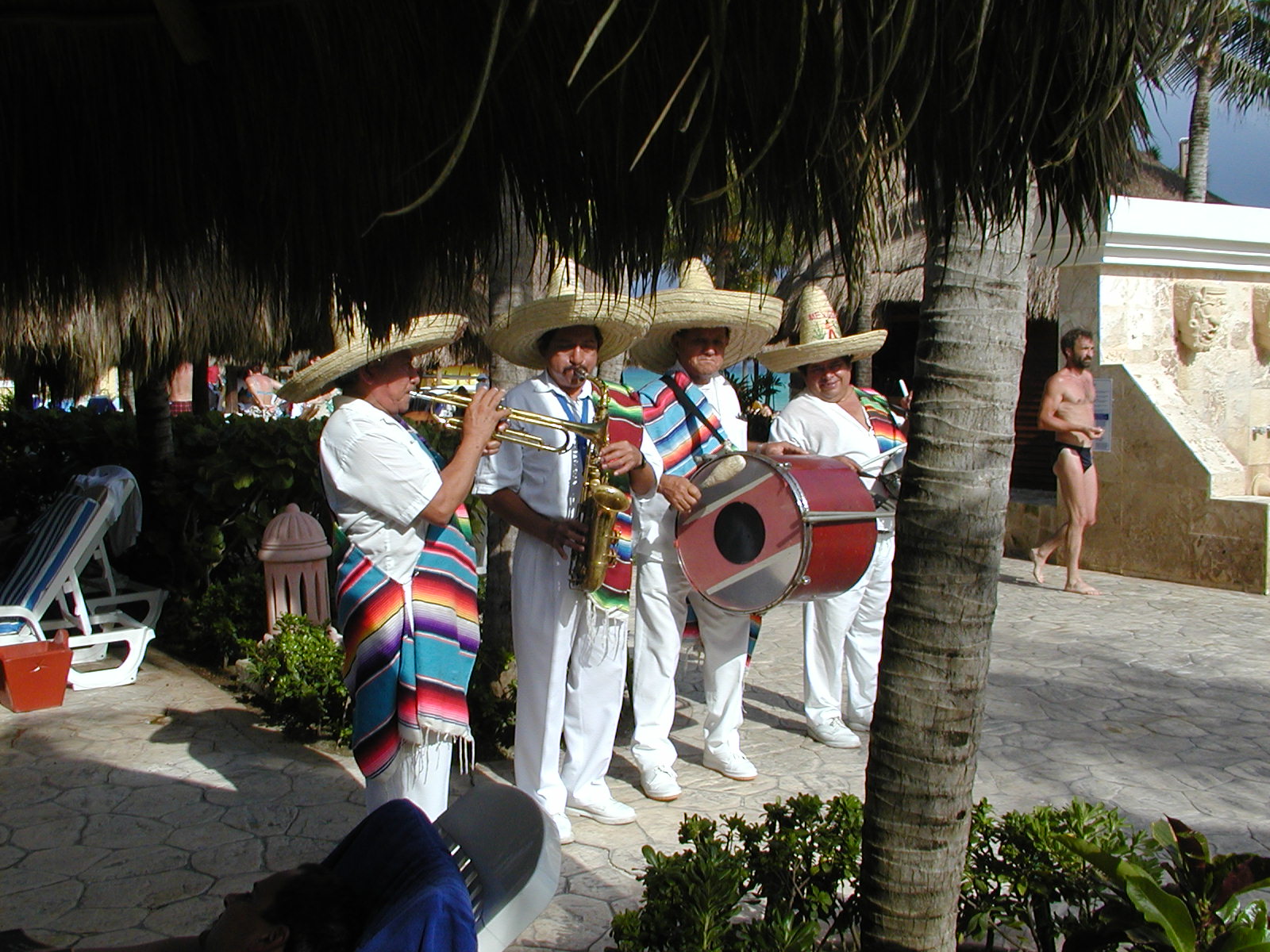 Mariachi_Players_at_the_pool