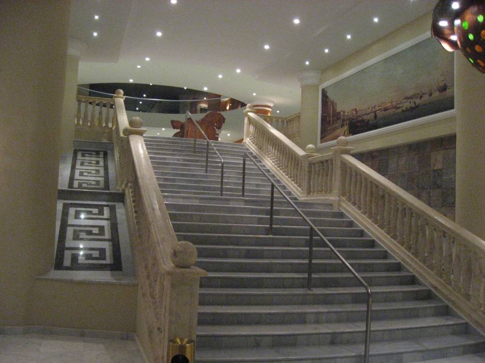 Grand_Staircase_to_first_floor_1