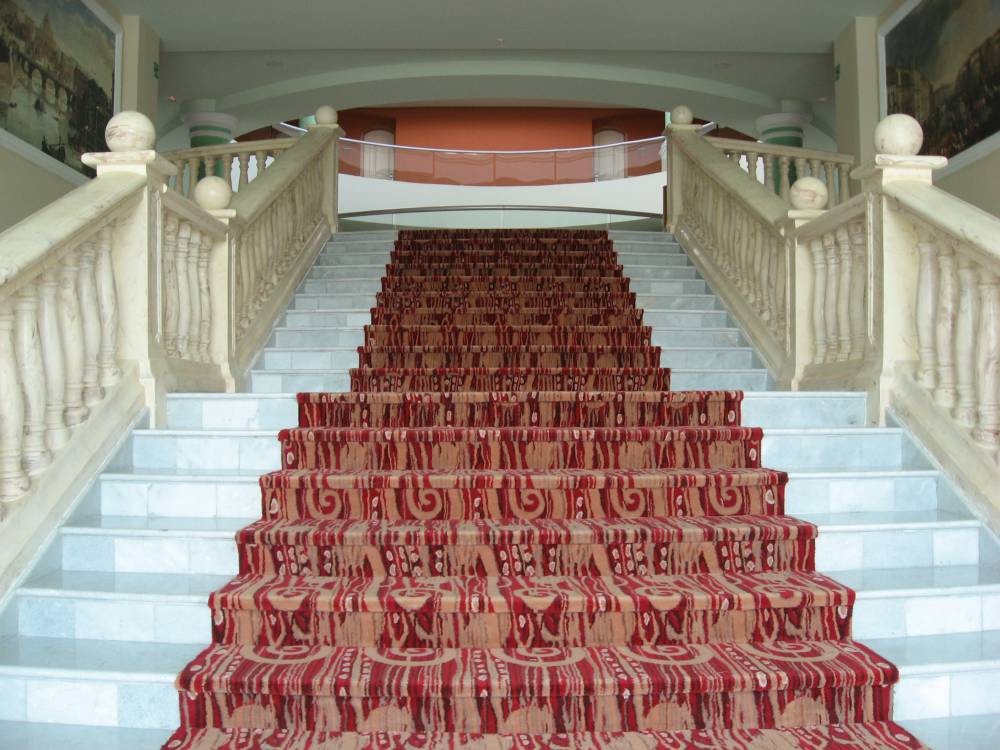 Grand_Staircase_to_first_floor_3
