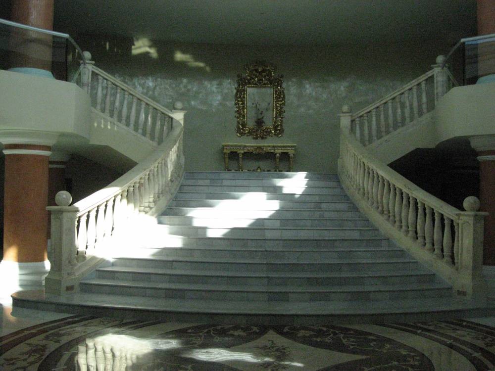 Grand_Staircase_to_second_floor_2