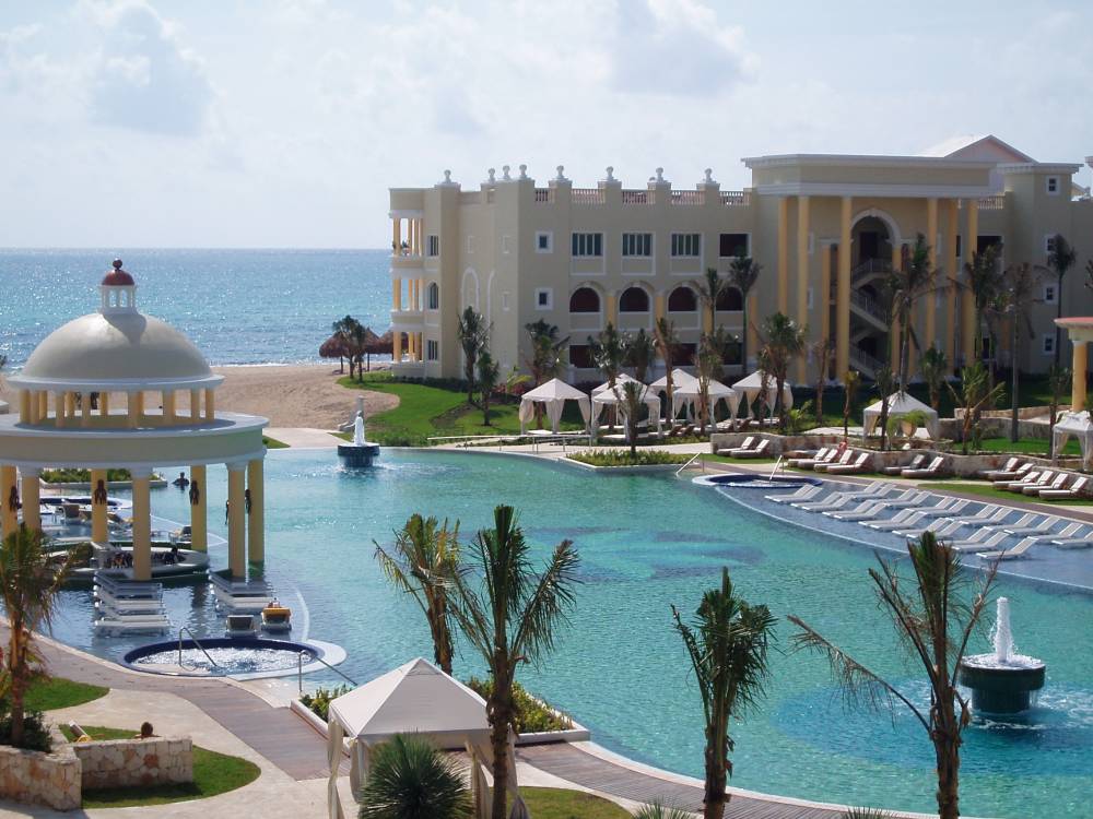 Iberostar_Grand_Pariso_Overlook_of_Saltwater_Pool_and_South_Oceanfront_Building